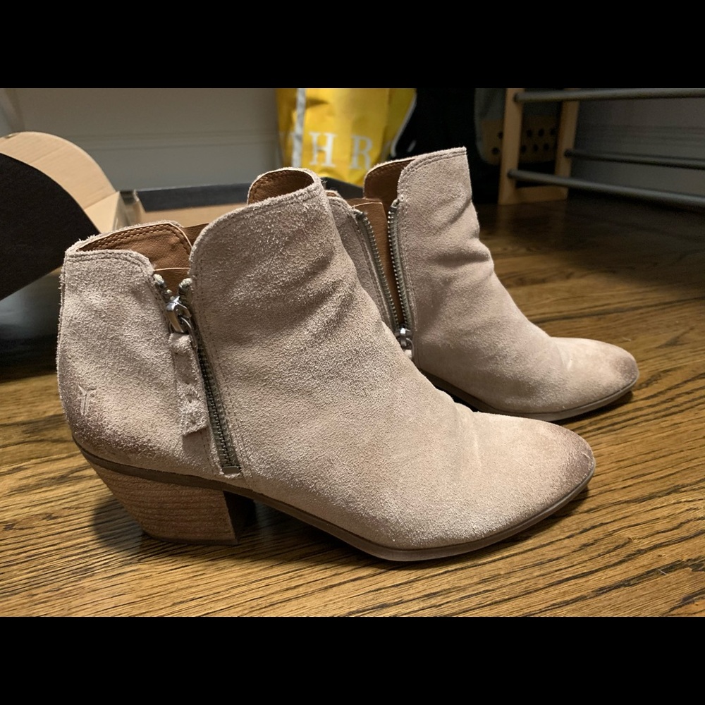 Frye Judith zip bootie size 8, suede